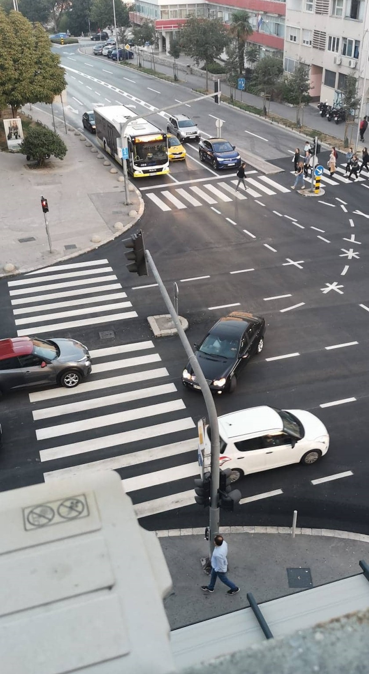 Nova signalizacija na križanju kod Kroma zbunjuje vozače