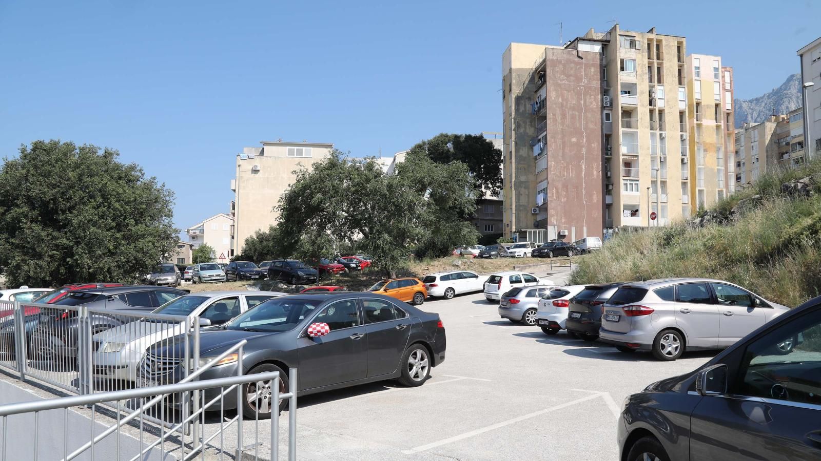 Ljetni režim parkiranja u Makarskoj: Stanari dobivaju povlaštene karte, otvaraju se nova parkirališta
