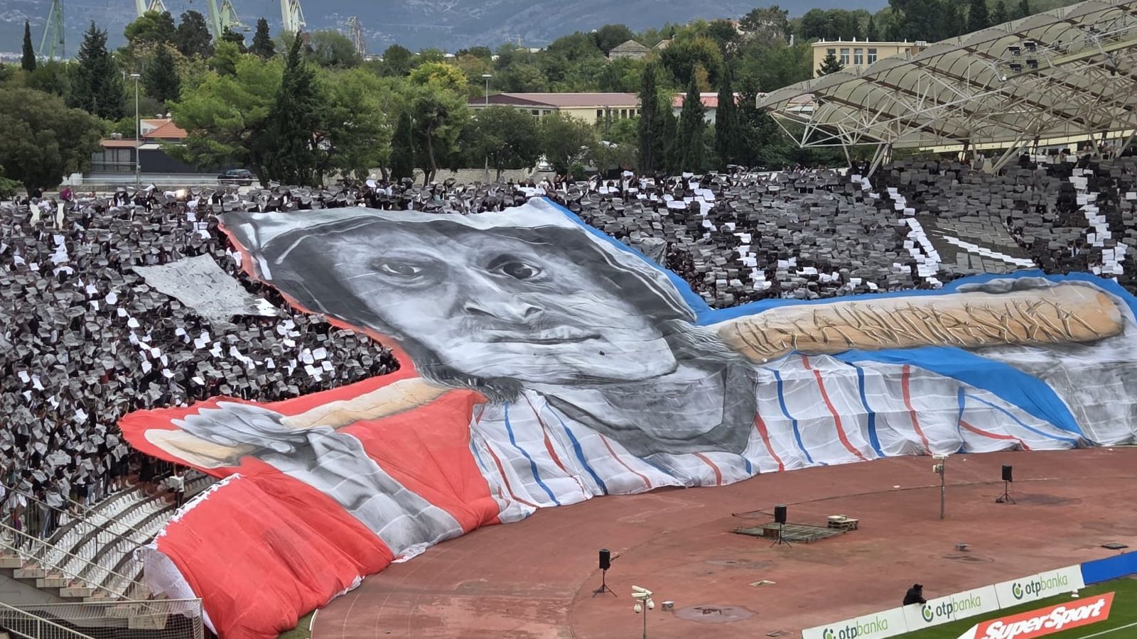 Torcida na početku derbija razvila koreografiju