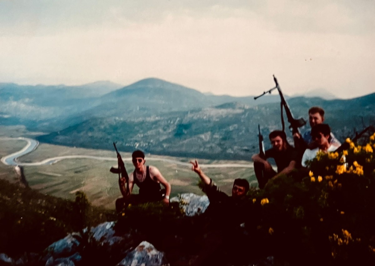 On zna kako se osjeća čovjek kada spasi tuđi život. I kako se sruši svijet kada ti prijatelj umre na rukama...