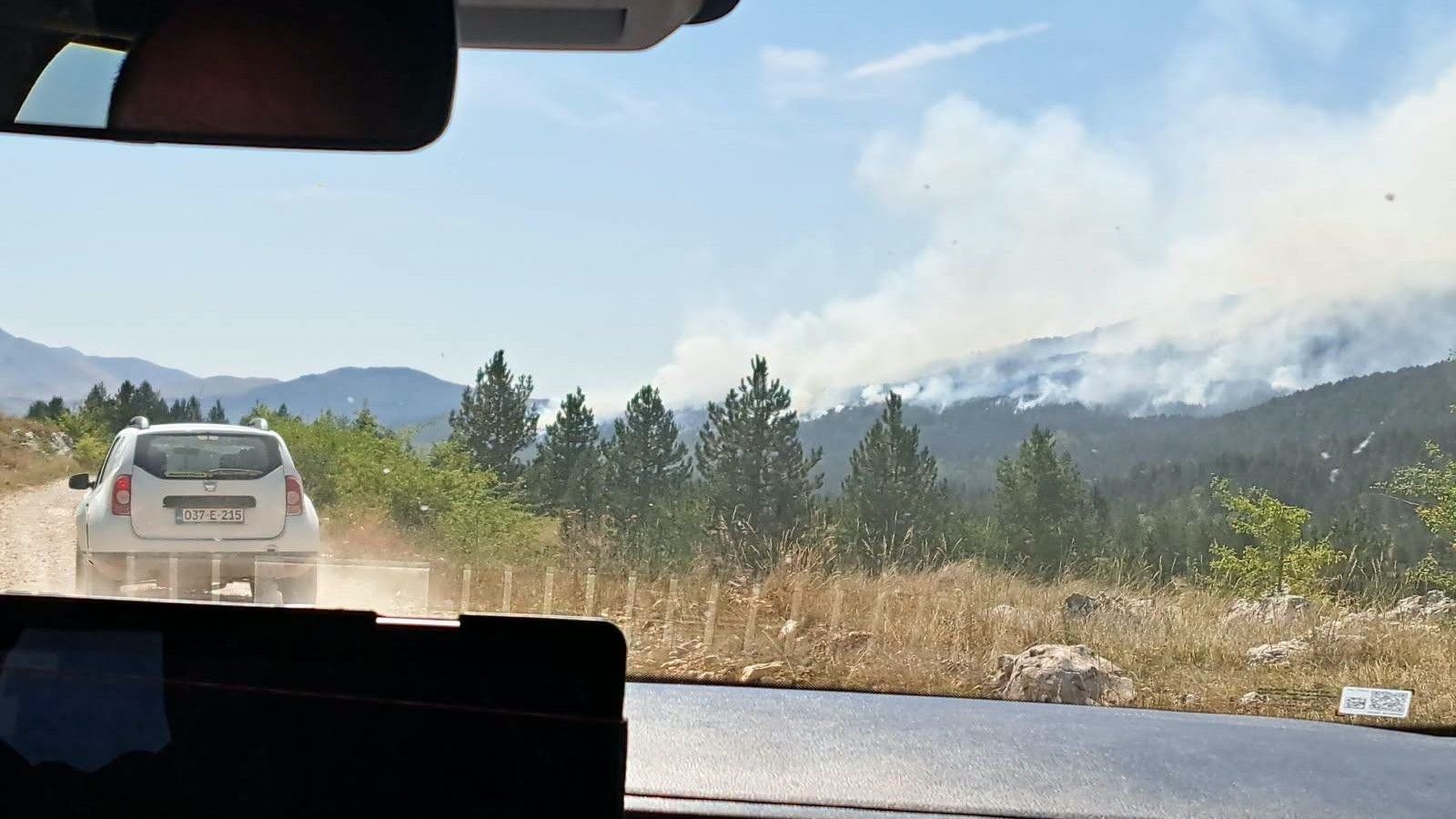 Gori na Dinari, požar aktivan s obje strane granice