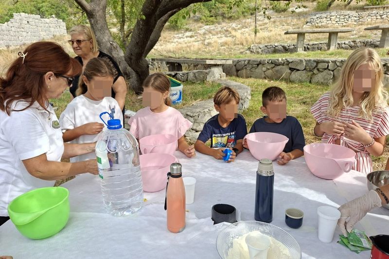 FOTO Solinski mališani oživjeli stare običaje 