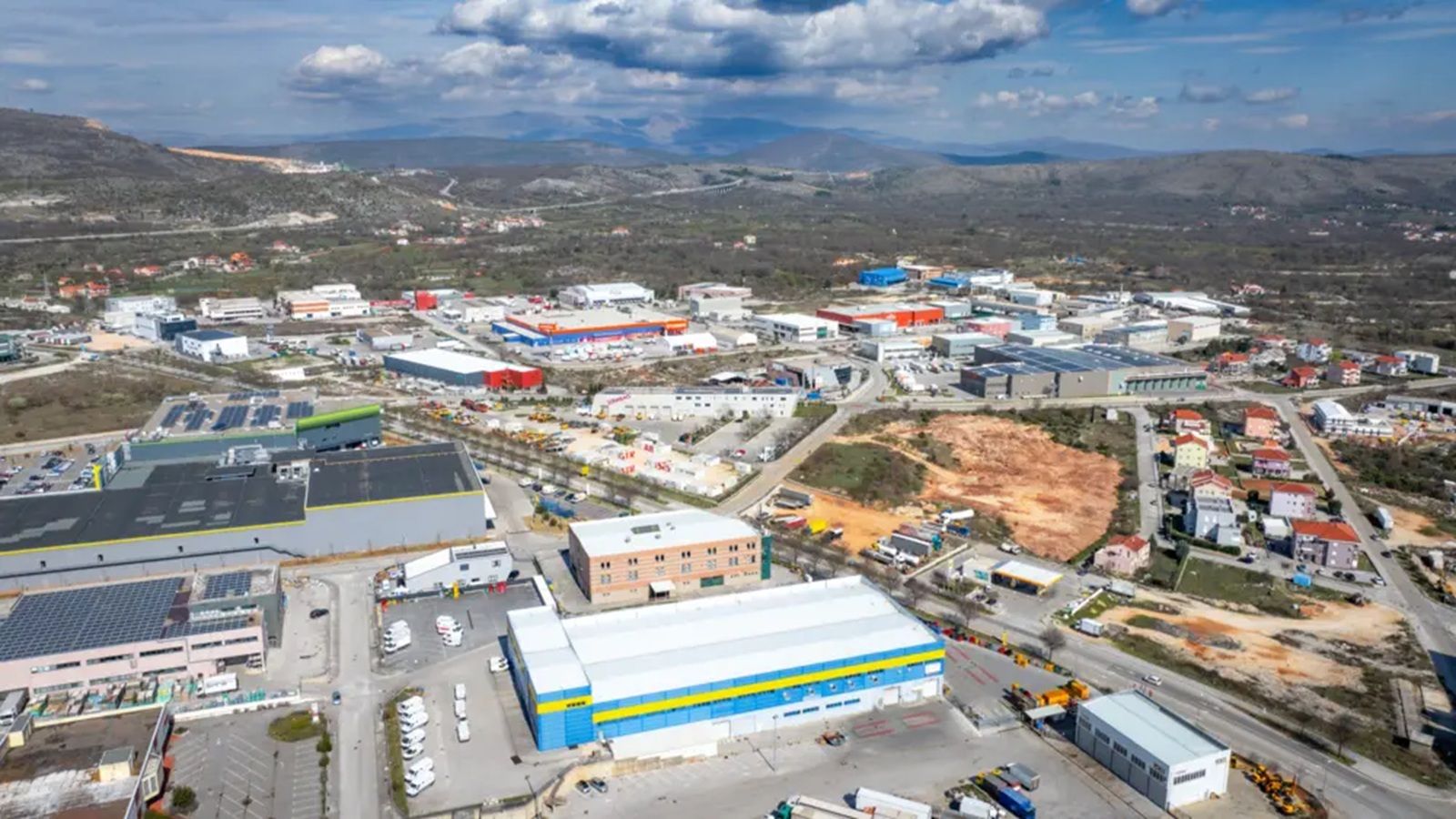 DUGOPOLJE Zabranjen prolaz preko parkirališta Lesnine, Mömaxa i Shop Parka!