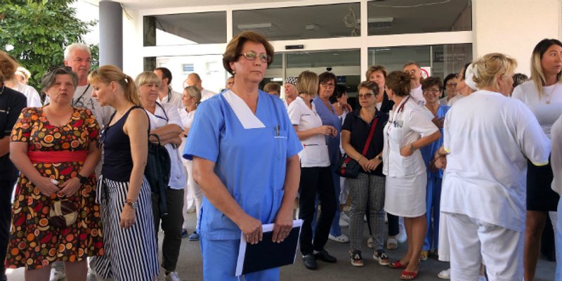 MIRNI PROSVJED PRED BOLNICOM 'Ljudi padaju s nogu, a u kuhinji nam pomažu i zatvorenici s Bilica'