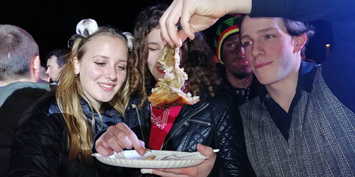 UŽIVO SPLITSKE MAŠKARE: Krnje u Splitu nije spaljen nego 'ispečen' u znak prosvjeda zbog sve učestalijeg paljenja lutaka živih osoba