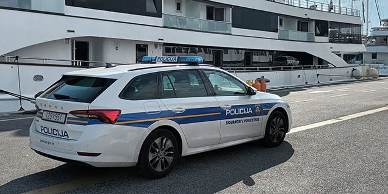 U SPLITSKOJ LUCI: Planuo brod, putnici se nagutali dima