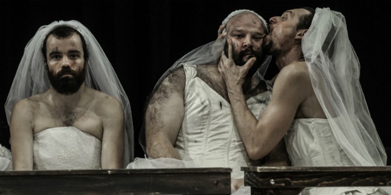 Tražila se karta više za predstavu 'Kompleks Ristić' u Splitu: Frljić raspad Jugoslavije prikazao scenama pljuvanja u usta, povraćanja, uriniranja...