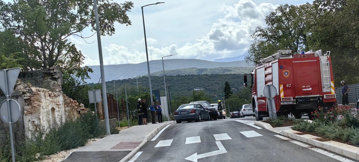 TRI OSOBE ZATRAŽILE LIJEČNIČKU POMOĆ Prometna nesreća na imotskom rotoru