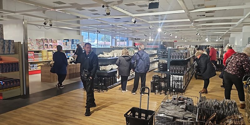 LUDNICA U KAŠTELIMA Od ranog jutra redovi u novom outletu, a iz trgovine poručuju: 'Stiže iznenađenje za sve kupce'