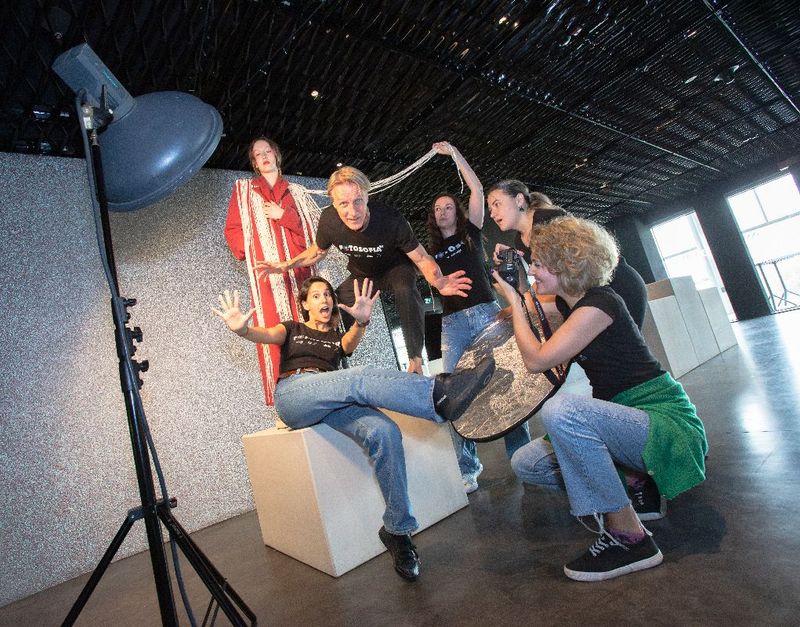 Dva lica modne fotografije: Glamur pred kamerom, ozbiljan rad u pozadini