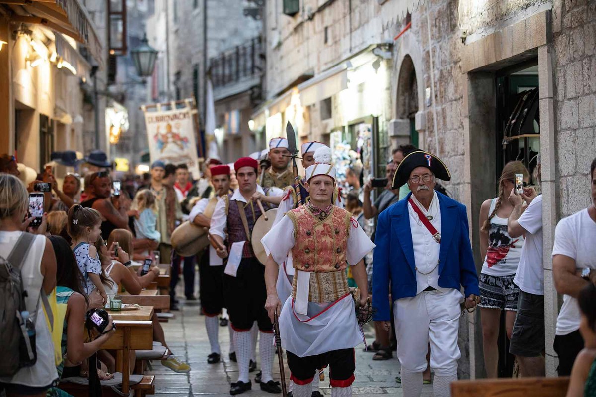 Vraća se najveći gusarski spektakl na Jadranu: Omiška Gusarska bitka 18. kolovoza u novoj Gradskoj luci!