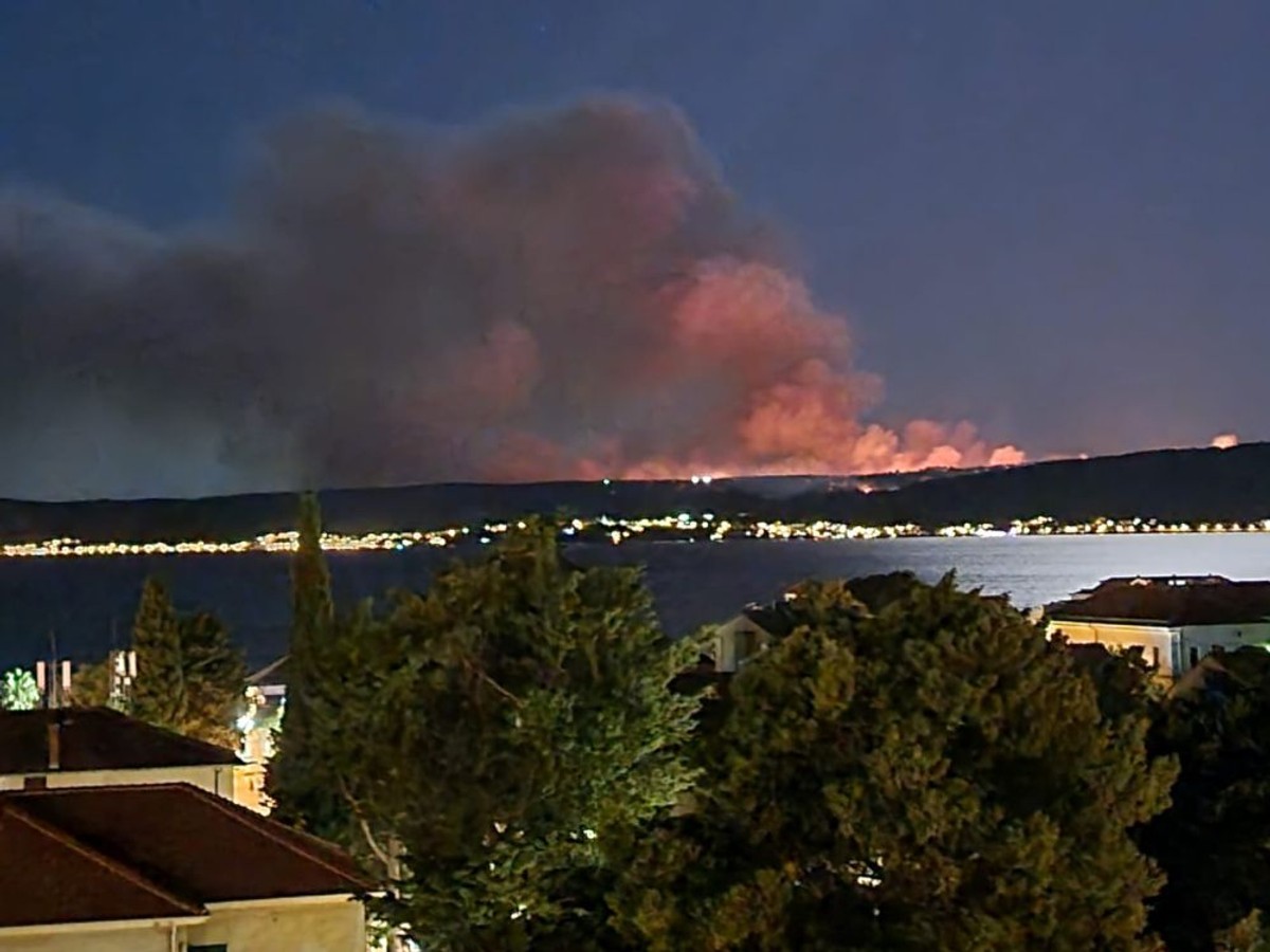 Noćne fotografije požara na Čiovu