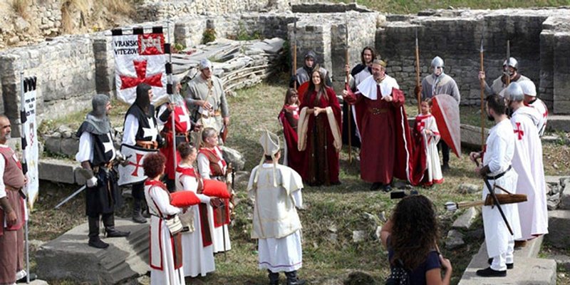 'Krunom hrvatskih vladara' (Solin - Klis) uz mimohod u čast Jeleni 'Slavnoj' i uprizorenje Zvonimirove krunidbe!