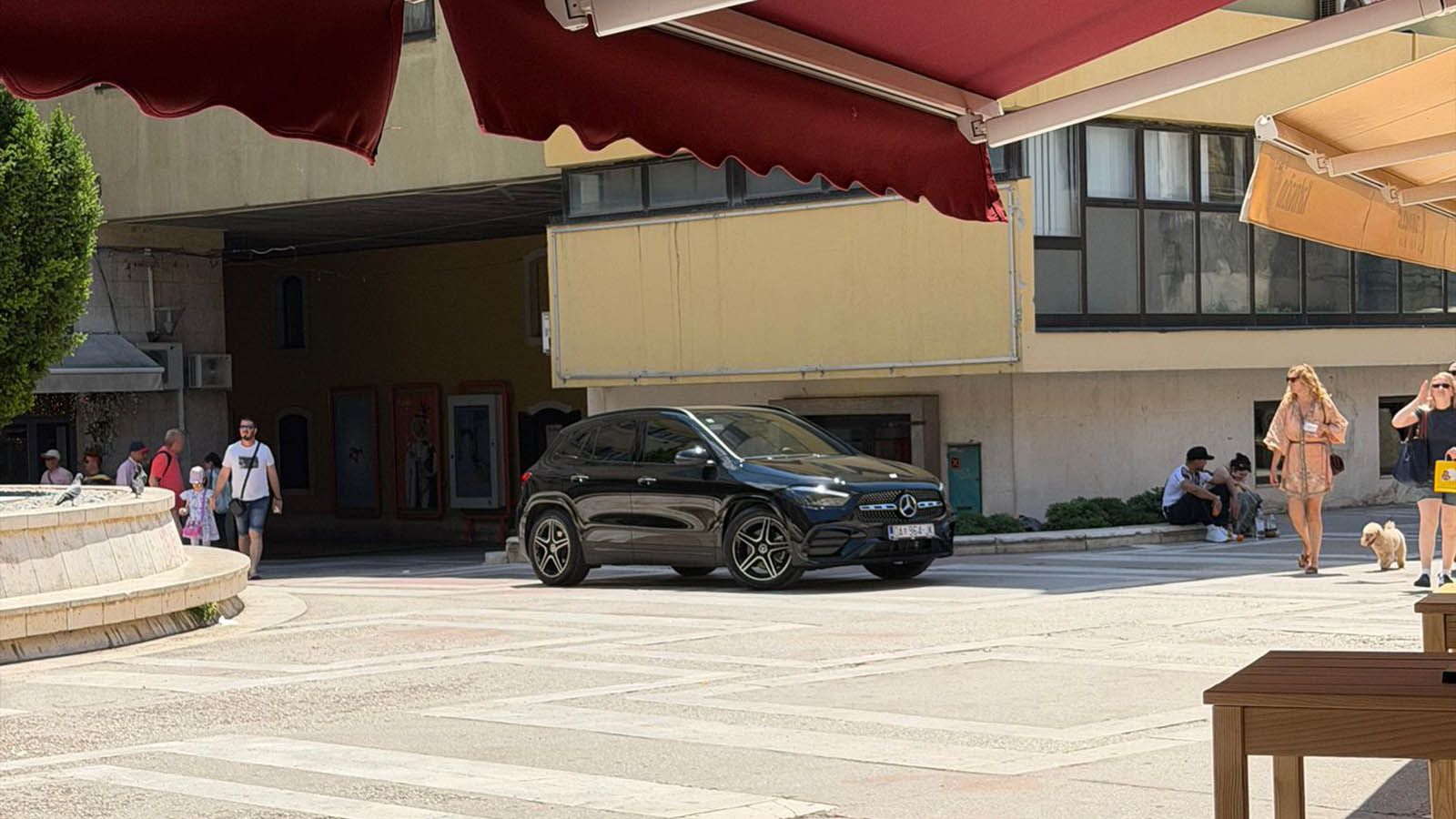 GPS opet zakazao? Luksuzni Mercedes završio na Cankarevoj poljani