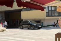 GPS opet zakazao? Luksuzni Mercedes završio na Cankarevoj poljani