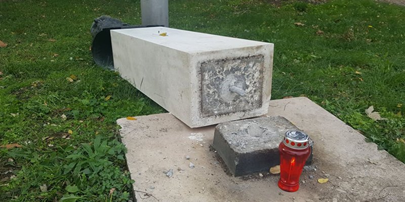 Muškarac koji je srušio spomenik Radi Končaru u bolnici, dok ga je ljuljao pao mu je na nogu