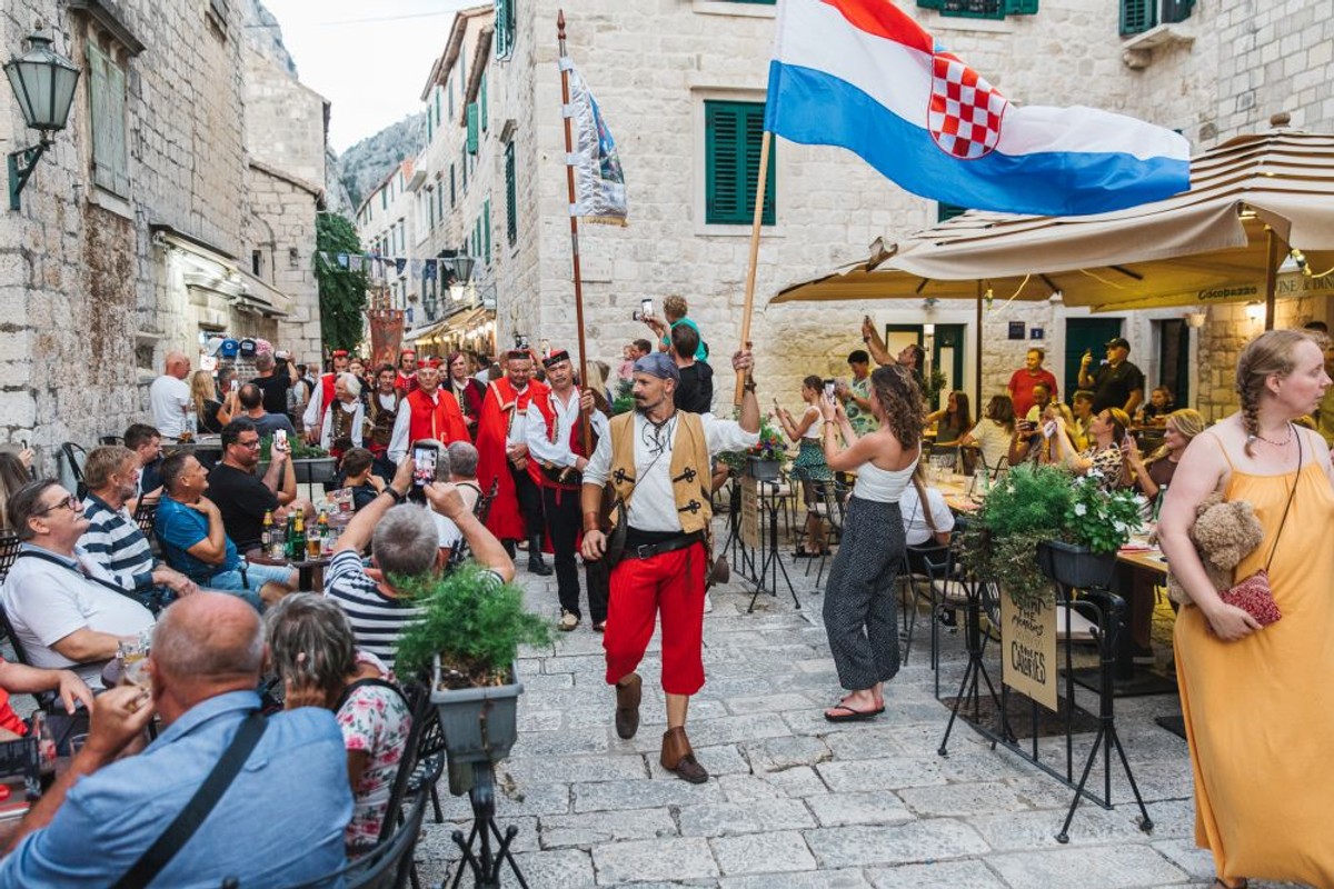 Tako lako je zabaviti se uz gusare i Zoricu Kondžu! Omiš najavljuje prvi Gusarski dan ljeta i najveću gusarsku feštu