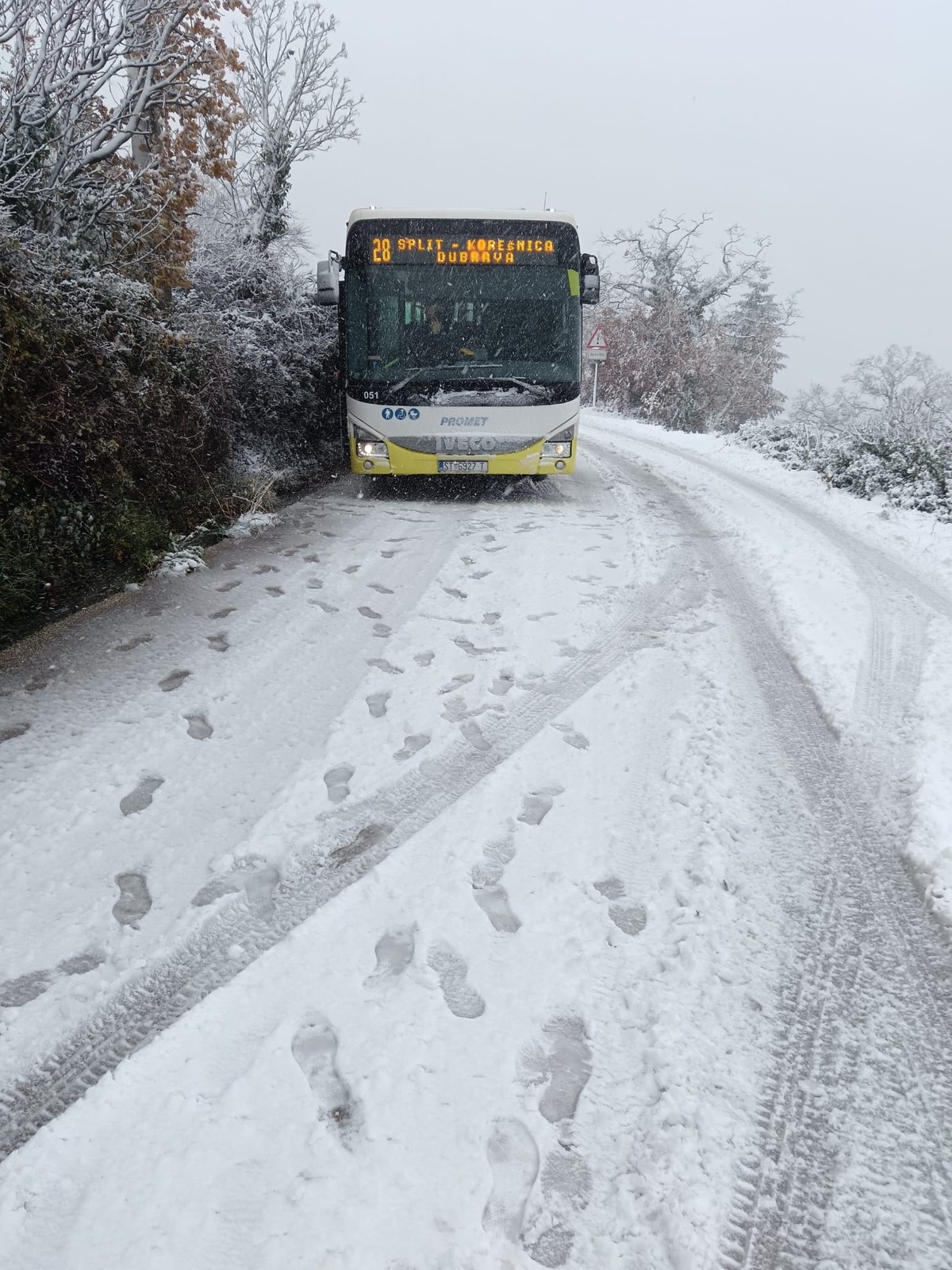 ZAPEO ZBOG SNIJEGA Prometov autobus 'izvlačili' u Sitnom