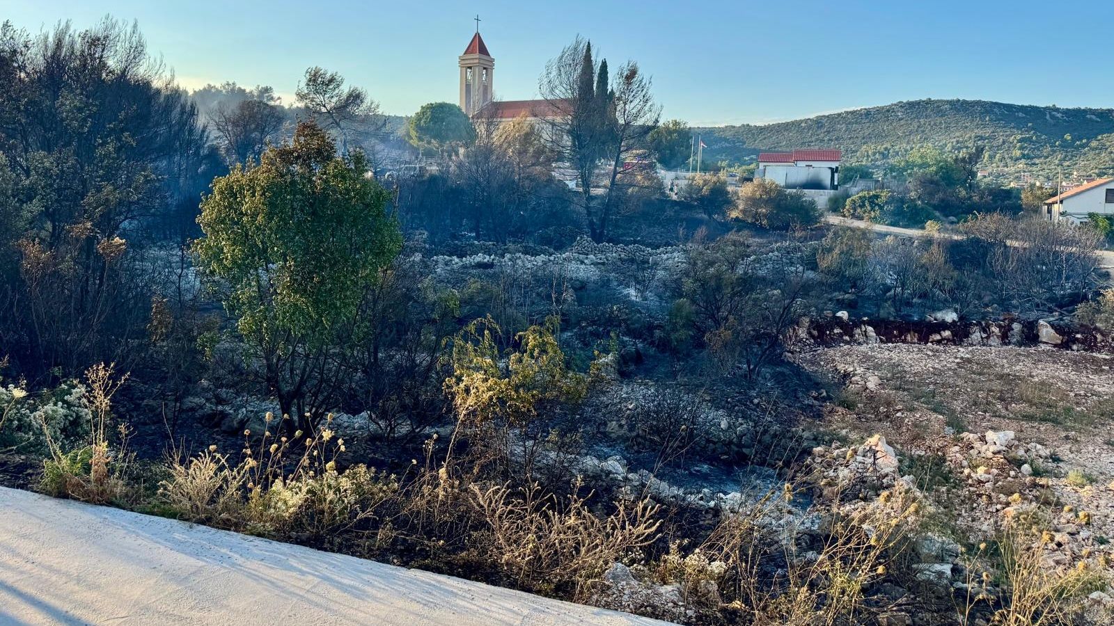 Požar u Vinišću stavljen pod nadzor nakon višesatne borbe vatrogasaca