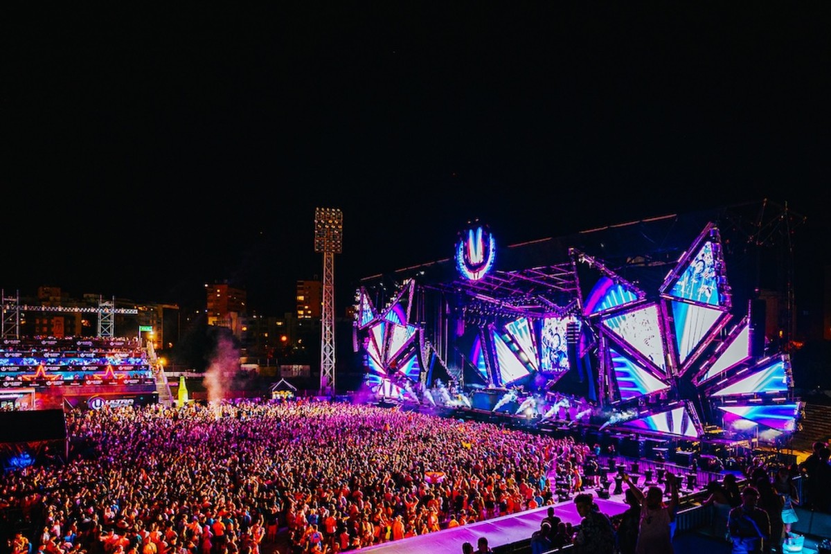 Preuzmi Wolt na Ultri - uživaj u ekskluzivnim pogodnostima i najbržoj festivalskoj dostavi