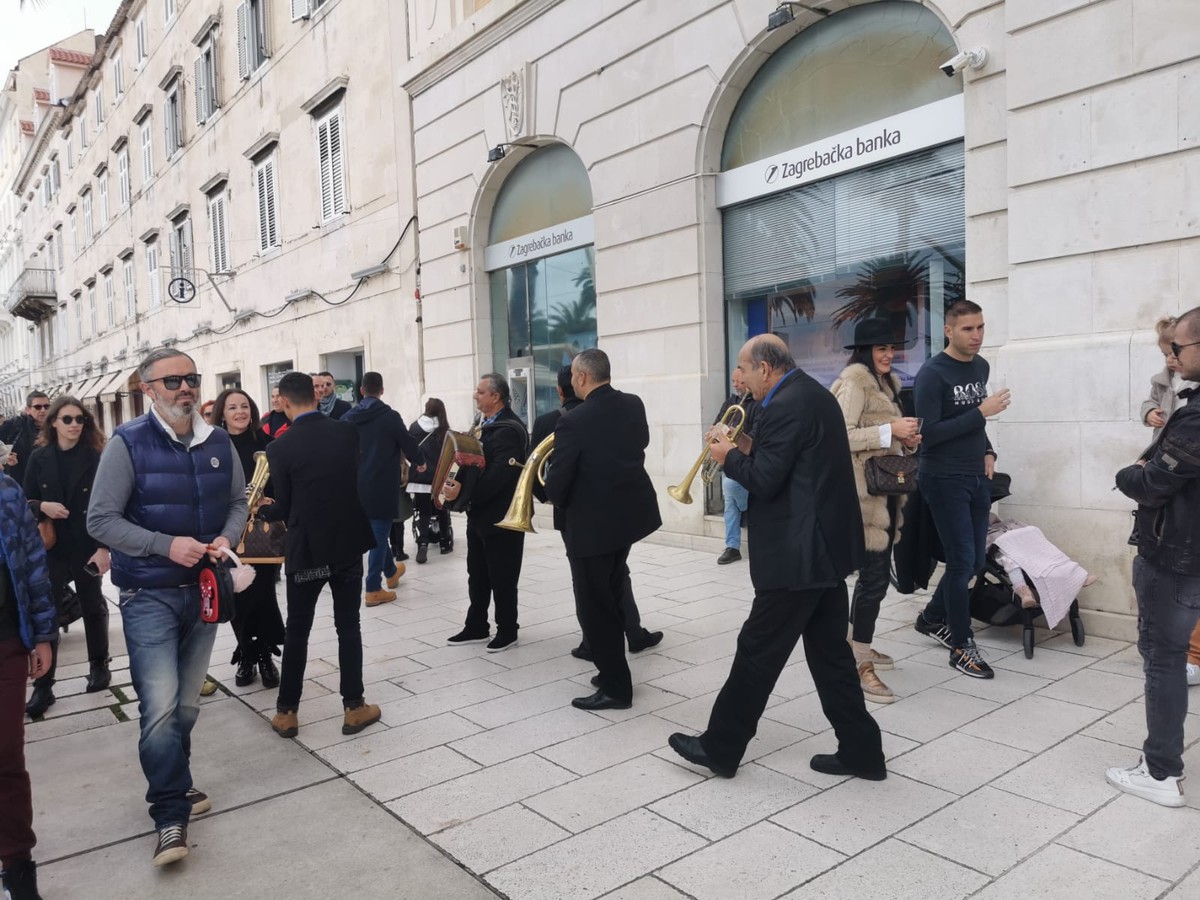 VIDEO Romski trubaduri razgalili Splićane, upadali euri u trubu