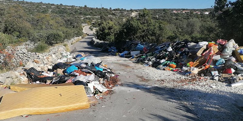 NI PRASCI SE NE BI POSRAMILI: Ovako izgleda jedina cesta prema prelijepoj dalmatinskoj uvali!