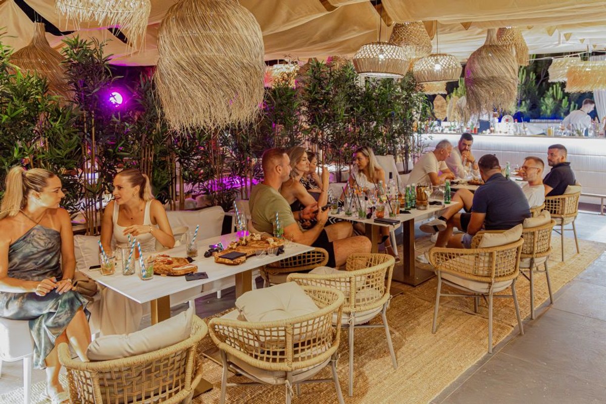 Heva rooftop bar u Omišu