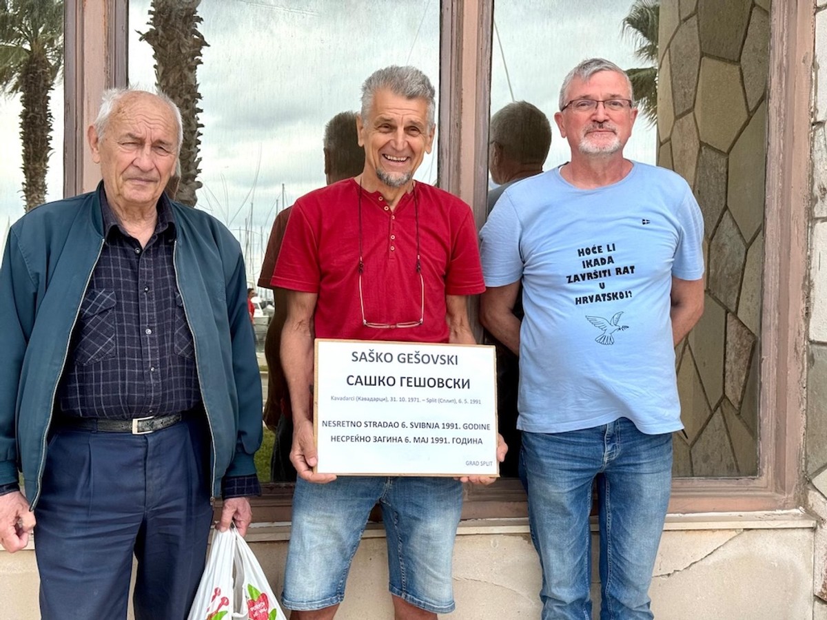 Svijeća i cvijeće za Saška Geškovskog | foto: Veljko Martinović