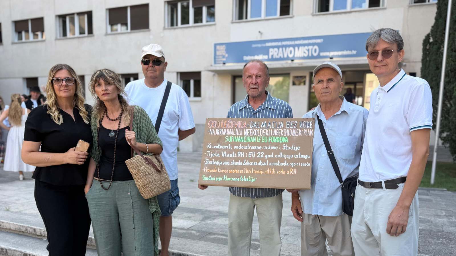 AKTIVISTI ISPRED ŽUPANIJE: Zaustavite otvaranje Centra u Lećevici, spriječimo da se Dalmaciji dogodi Lika!
