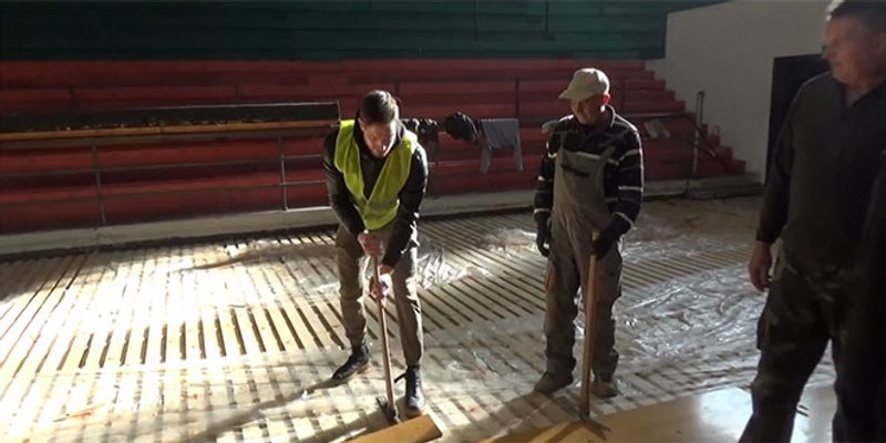 VIDEO: Mijenja se parket na Gripama, posla se prihvatio i Marčinković