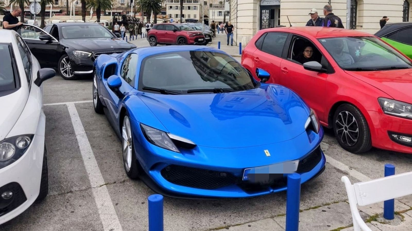 FOTOGALERIJA Plavi konj na splitskoj Rivi