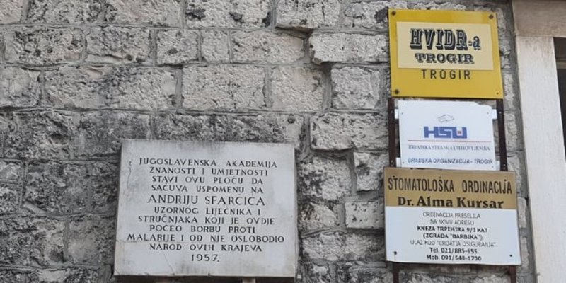 KURIOZITET Ispred spomen ploče o pobjedi protiv malarije, trogirski SDP dočekao Bernardića