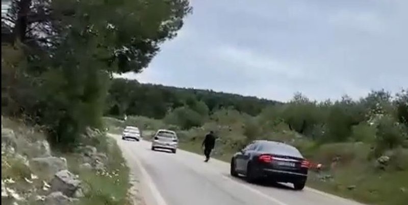 VIDEO: POTPUNO LUDILO Hoda sredinom ceste, automobili ga zaobilaze