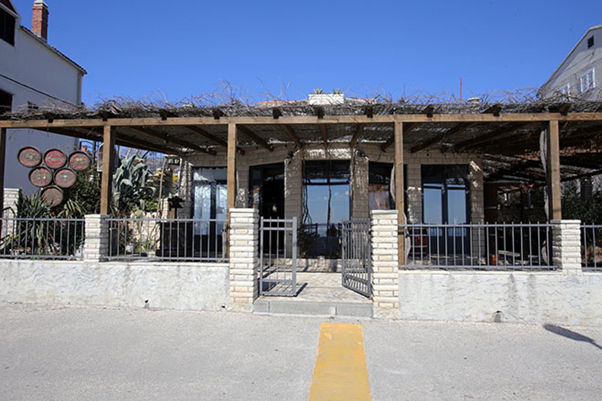 DOMOVINA CRLJENKA Jakša Bedalov: Znanstvenici su jedno vrijeme vjerovali da su dobričić i crljenak roditelji plavca malog, pa sam napravio vino Tribus koje je spoj te tri sorte