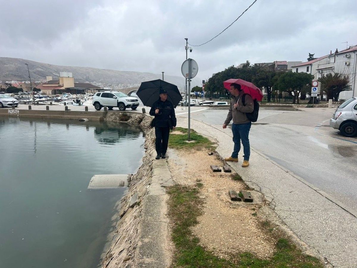 Poplava pogodila i Pag: 'Molimo građane da premjeste vozila s ugroženih lokacija'