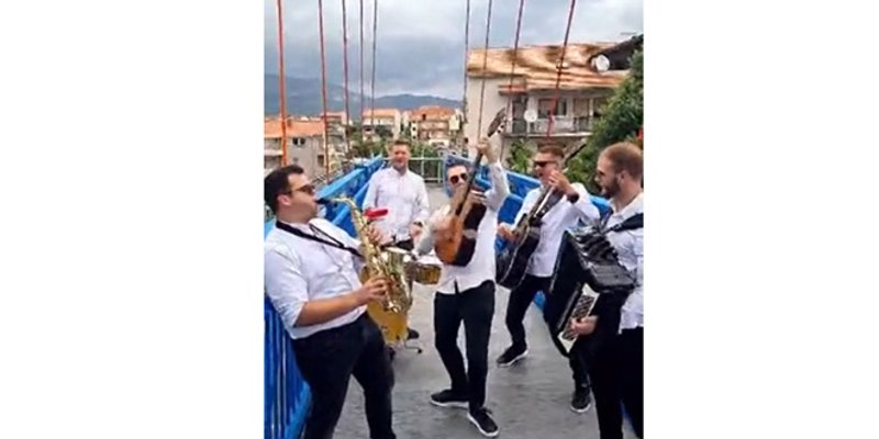 VIDEO Zasvirali na novom pješačkom mostu, pogledajte show na Mejašima