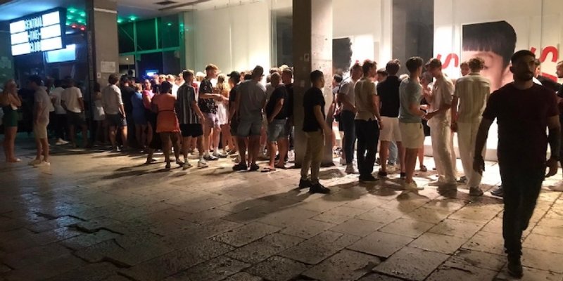 ALKOHOL IM UDARIO U GLAVU Mladi Francuzi razbijali auta zaposlenika nakon što su ih izbacili iz noćnog kluba 