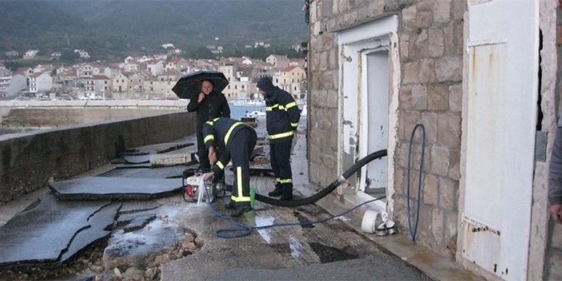 KOMIŽA POD VODOM Nakon nevremena vatrogasci imali pune ruke posla