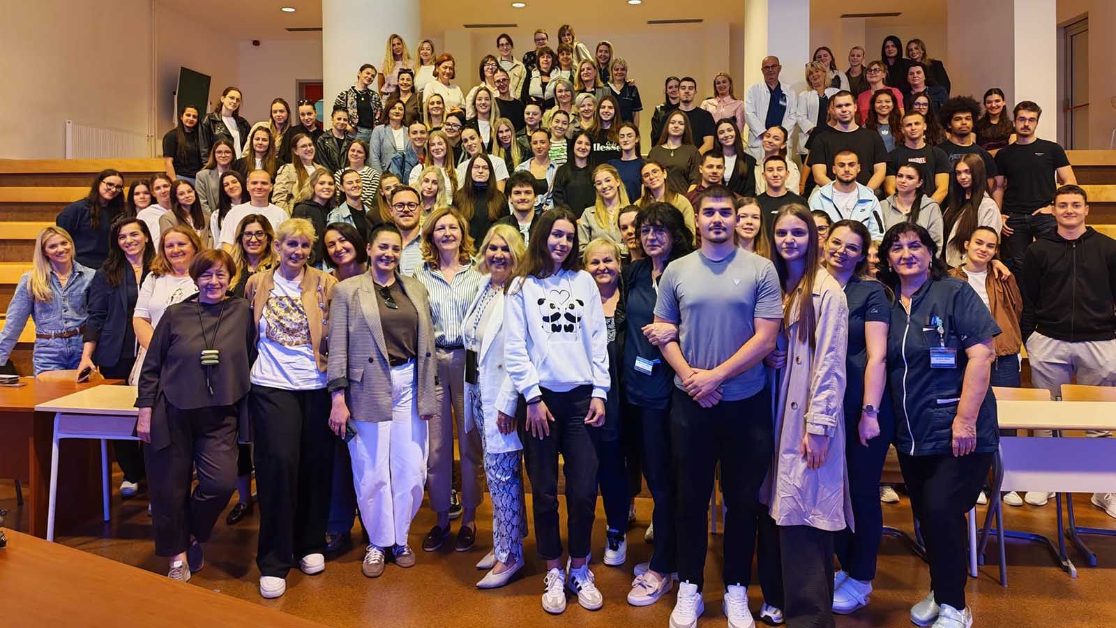 Sestrinstvo kroz generacije: Od učionice do bolnice