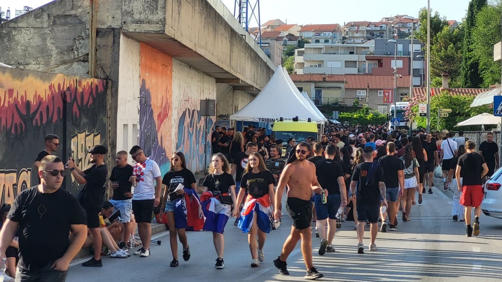 THOMPSON U ŠIBENIKU Oko stadiona je sve krcato, a koncert počinje za dva sata