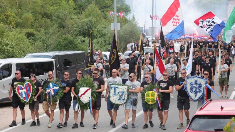 FOTOGALERIJA Tisuće sudionika u mimohodu Torcide i branitelja u Kninu