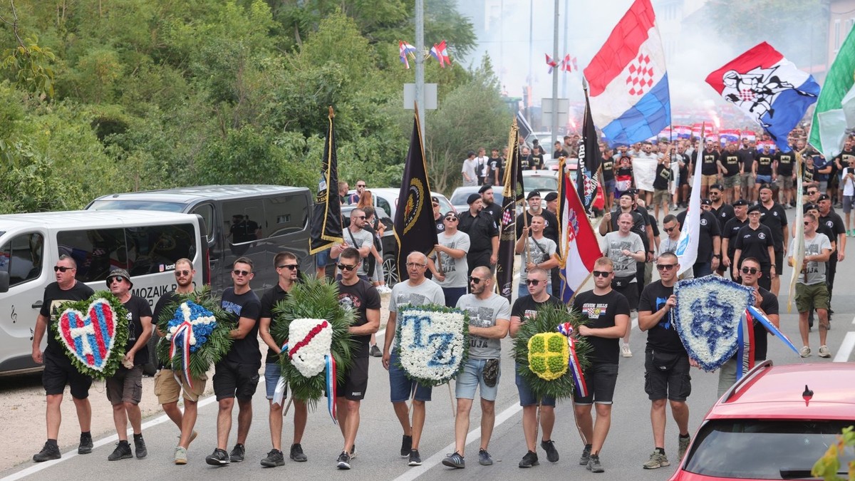 FOTOGALERIJA Tisuće sudionika u mimohodu Torcide i branitelja u Kninu
