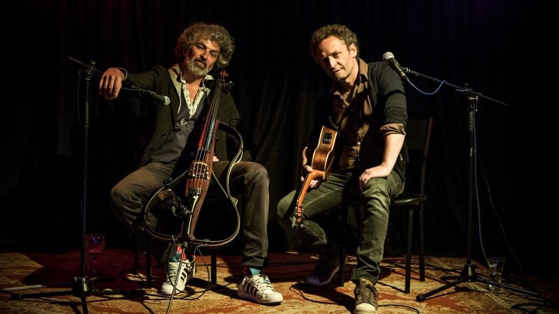 Zanimljiva večer u Makarskoj! Spajaju se ukulele, električno violončelo i dvije potpuno otkačene frizure