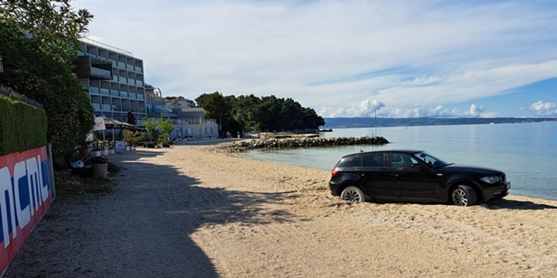 LJUBAVNI ZOV? Ostao zaglavljen u žalu