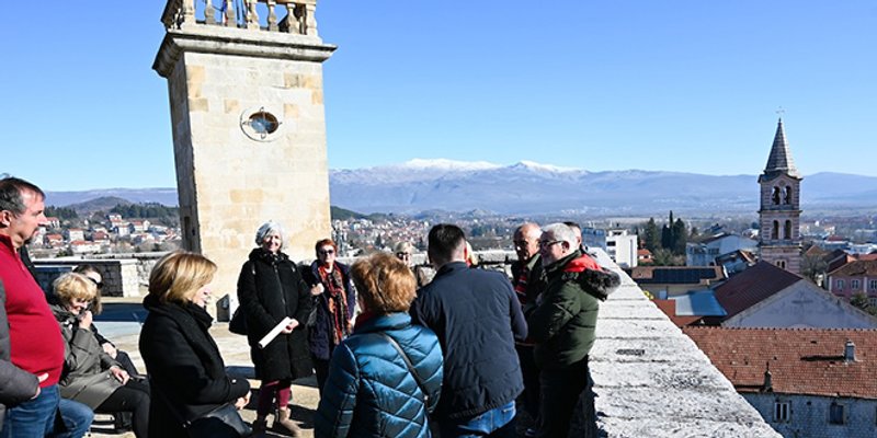 FOTOGALERIJA Besplatnim turističkim razgledavanjem Sinj obilježio Dan međunarodnog priznanja