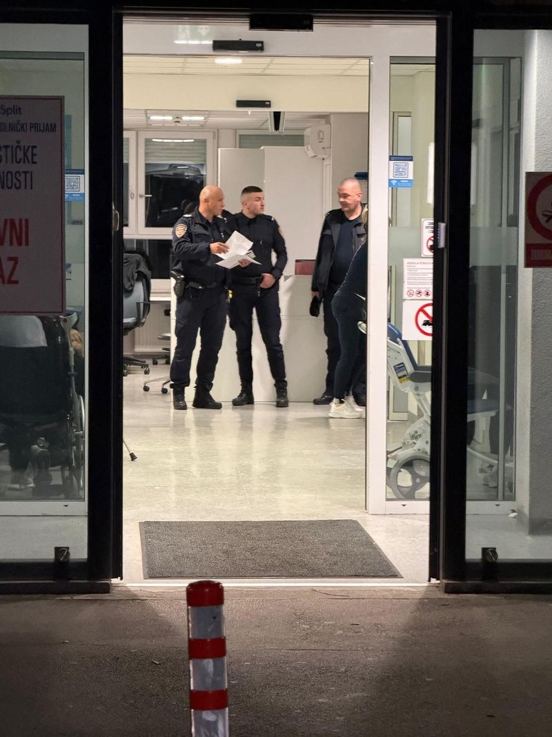 Ispred bolnice