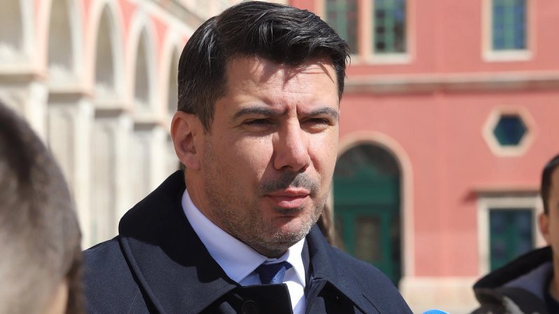 VIDEO Grmoja pozvao na 'konačni obračun s mafijom u kravatama'