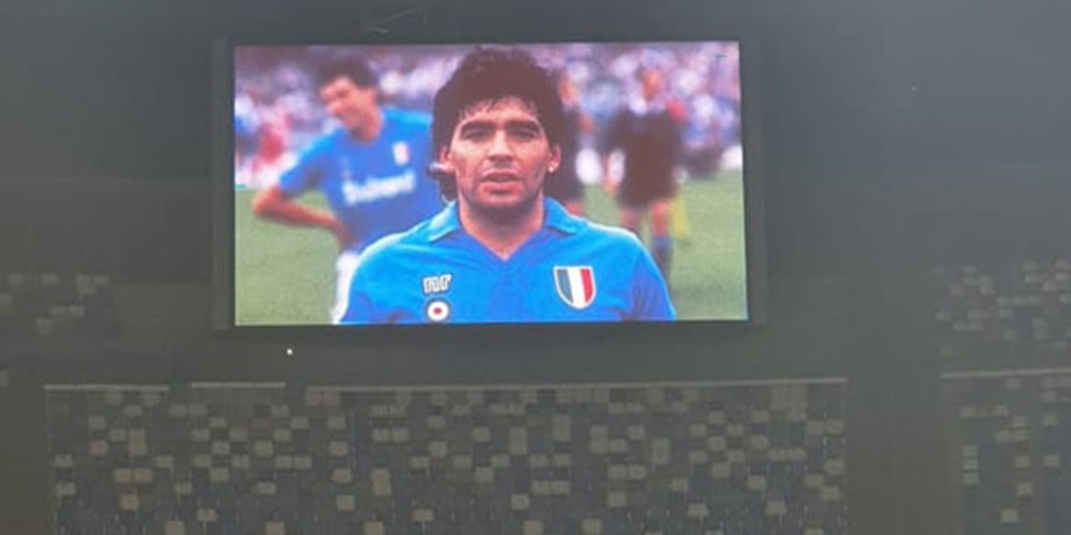 EKSKLUZIVNI VIDEO: Navijači Napolija ispred stadiona skandiraju Diegu, Riječane dočekala velika slika Maradone na semaforu!