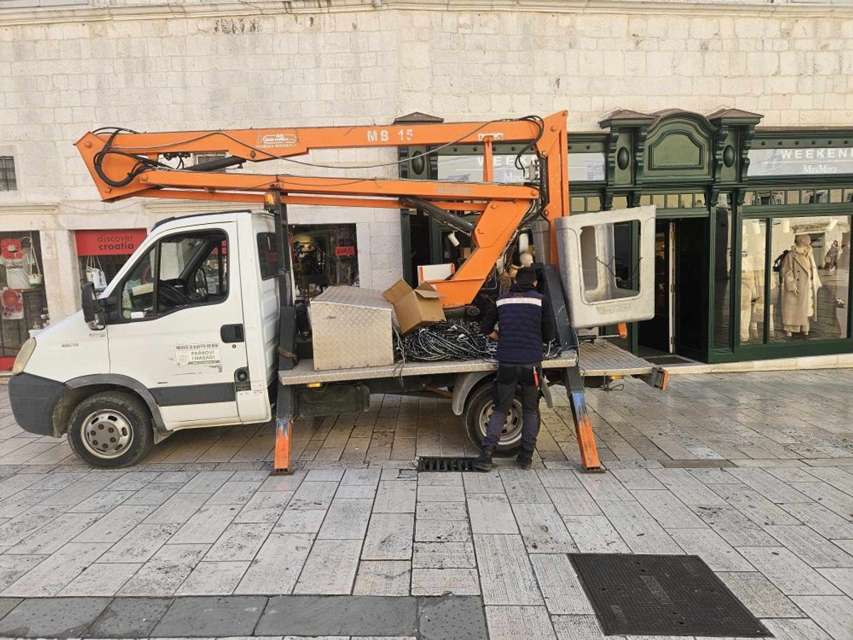 Postavljanje božićnih ukrasa