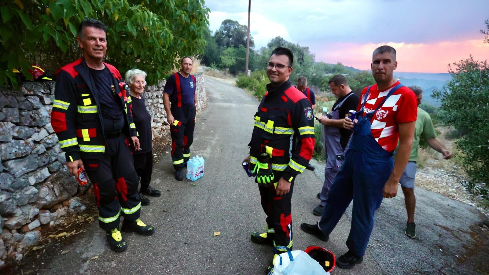 FOTO/VIDEO Cesta prema Žednom još uvijek zatvorena za promet, vatrogasci uspješno obranili kuće